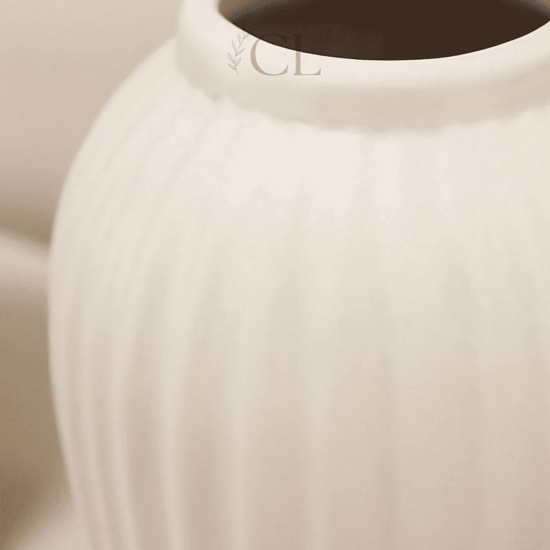 Vaso Canelado de Cerâmica Grande | Minimalismo Texturizado e Atemporal
